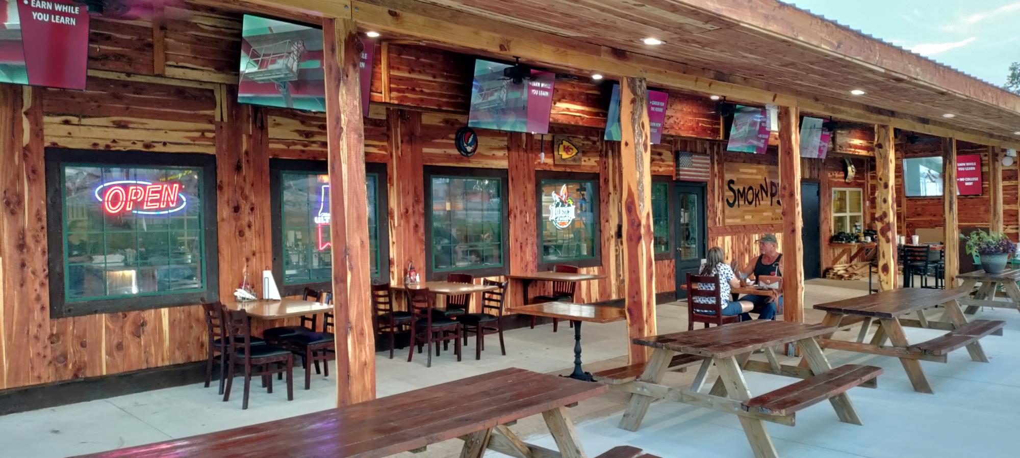 The Cafe Smok N Pi covered patio – September 2022
