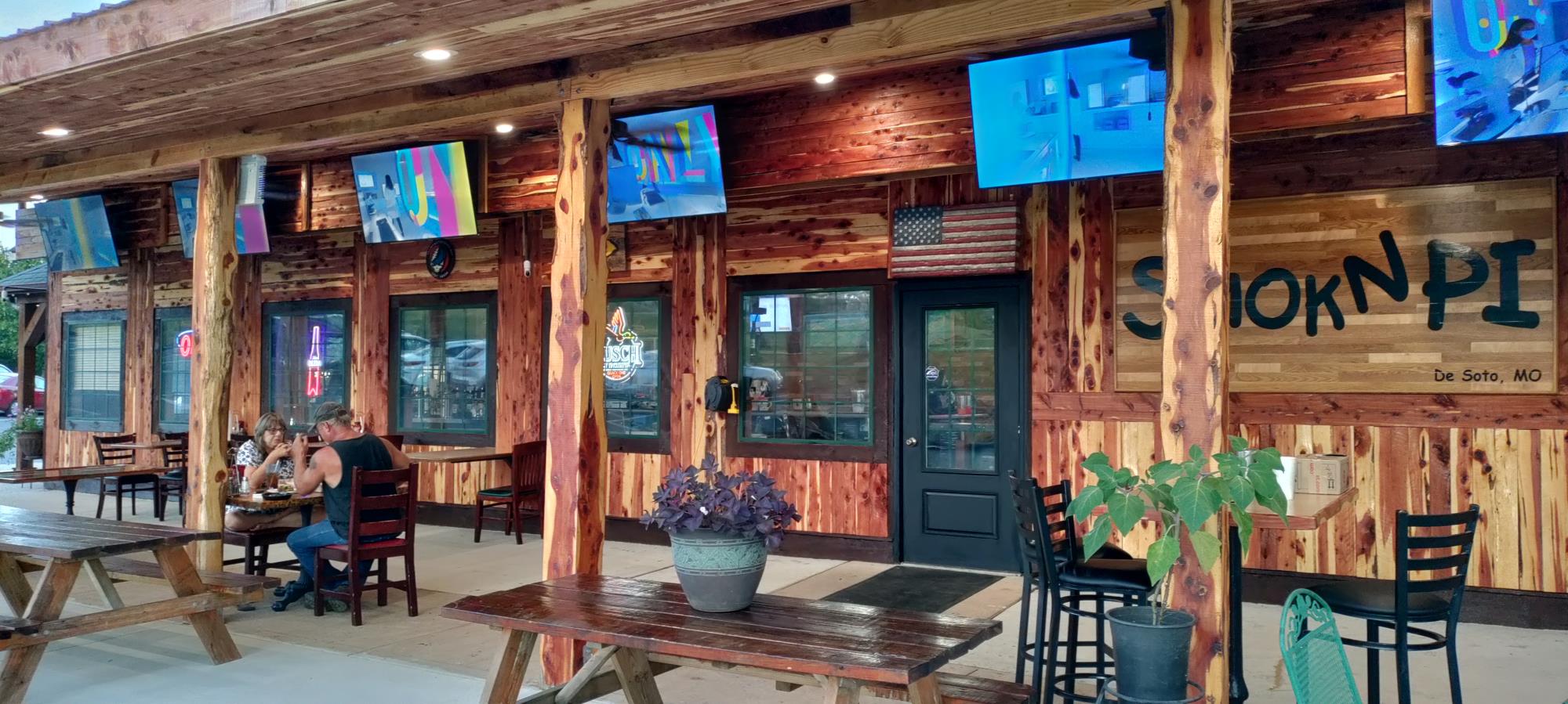 The Cafe Smok N Pi covered patio – September 2022